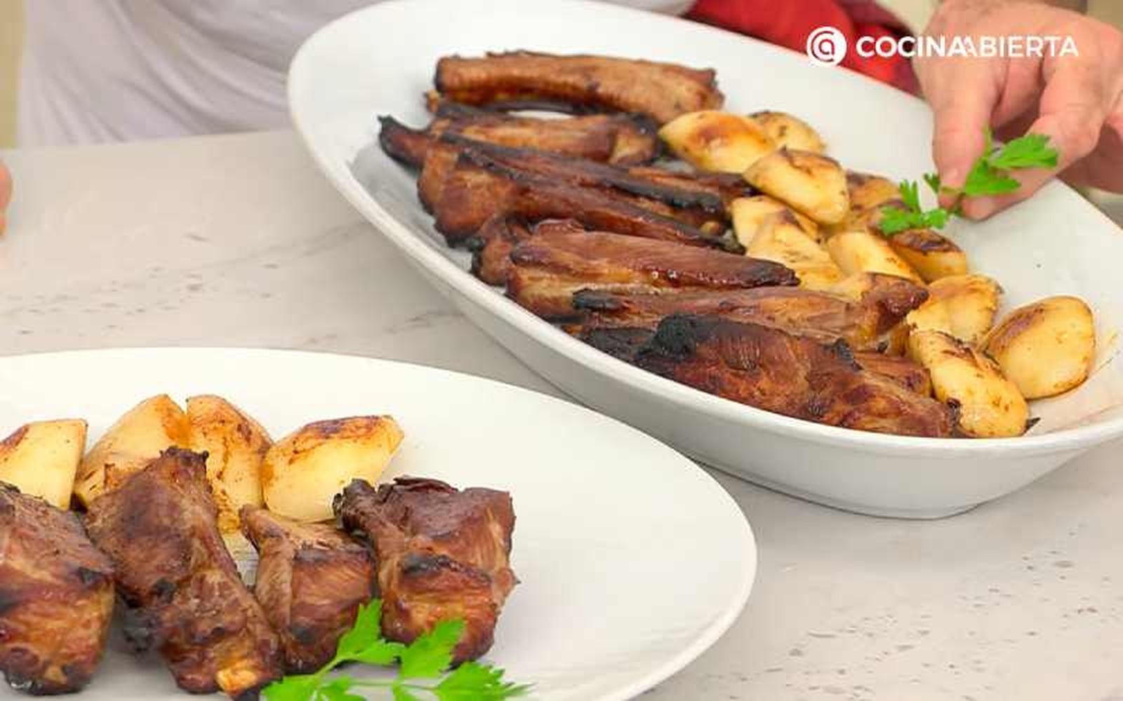 Coloca una pera en cada plato junto a las costillas de cerdo asadas Coloca una pera en cada plato junto a las costillas de cerdo asadas