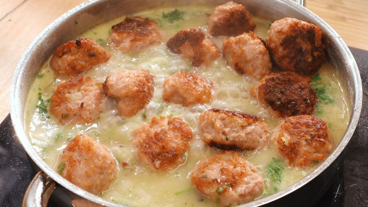 Cocinar las albóndigas en la salsa