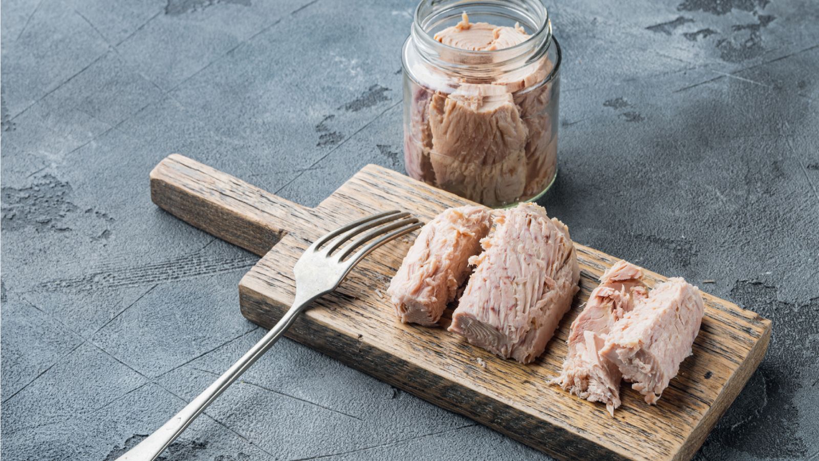 El atún claro, fuente de proteínas y omega-3, listo para disfrutar en ensaladas, guisos o recetas frías. El atún claro, fuente de proteínas y omega-3, listo para disfrutar en ensaladas, guisos o recetas frías.