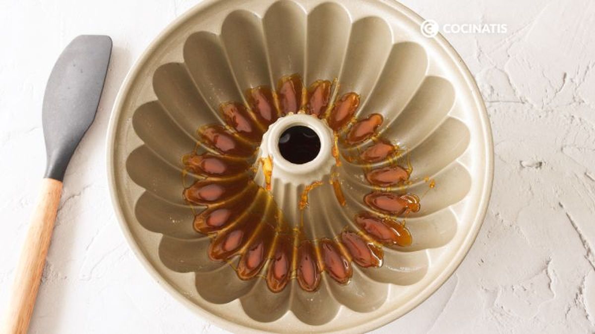 Caramelo en el fondo del molde para chocoflan