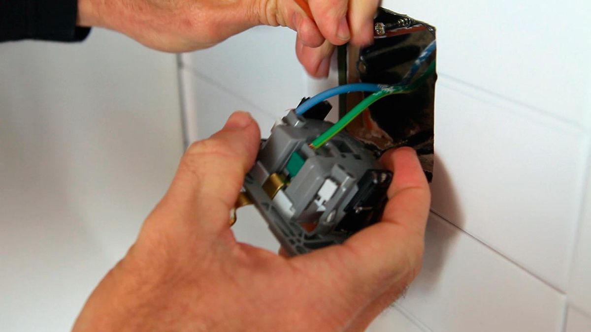 Colocar una base de enchufe doble paso 5