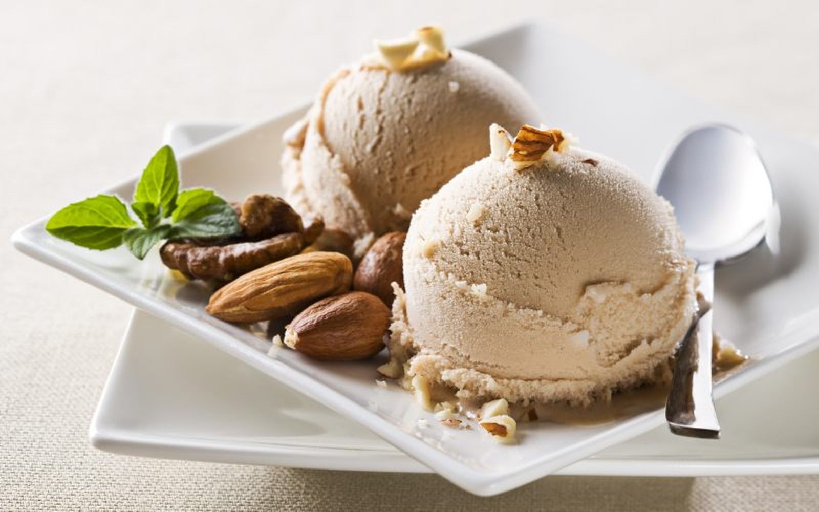 Helado de almendras, ideal para acompañar postres de chocolate Helado de almendras, ideal para acompañar postres de chocolate