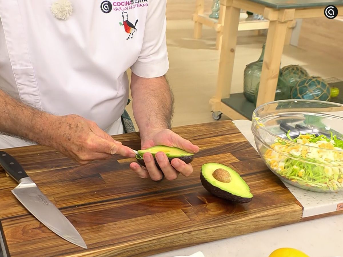 aguacate relleno con salmón ahumado - paso 3
