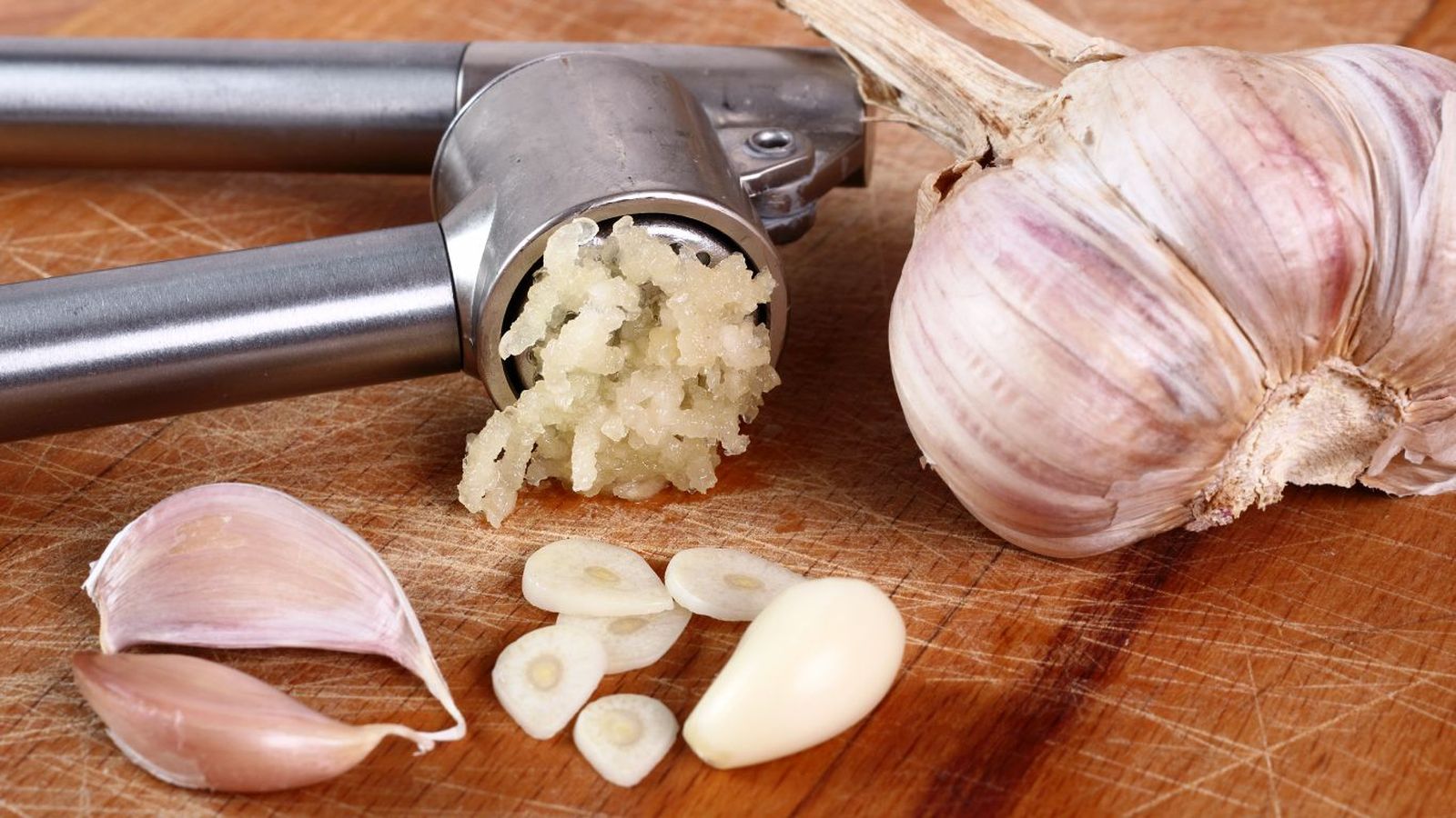 El ajo cambia de sabor según cómo lo cortes