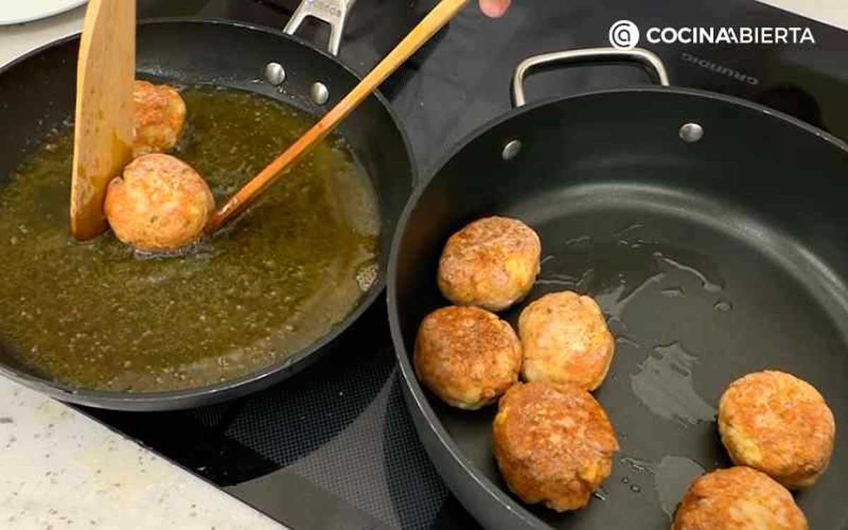 Fríe las albóndigas