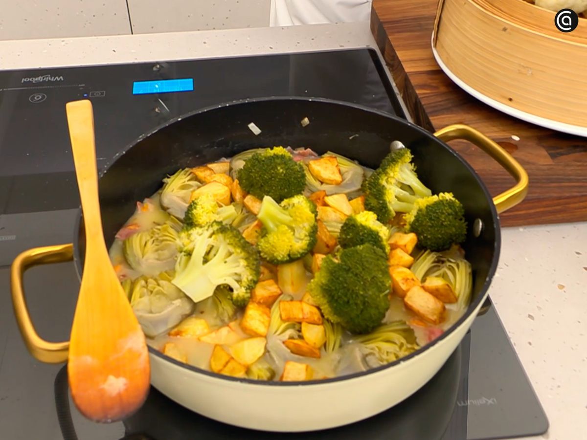 Añade al guiso las alcachofas junto con las patatas fritas y el brócoli
