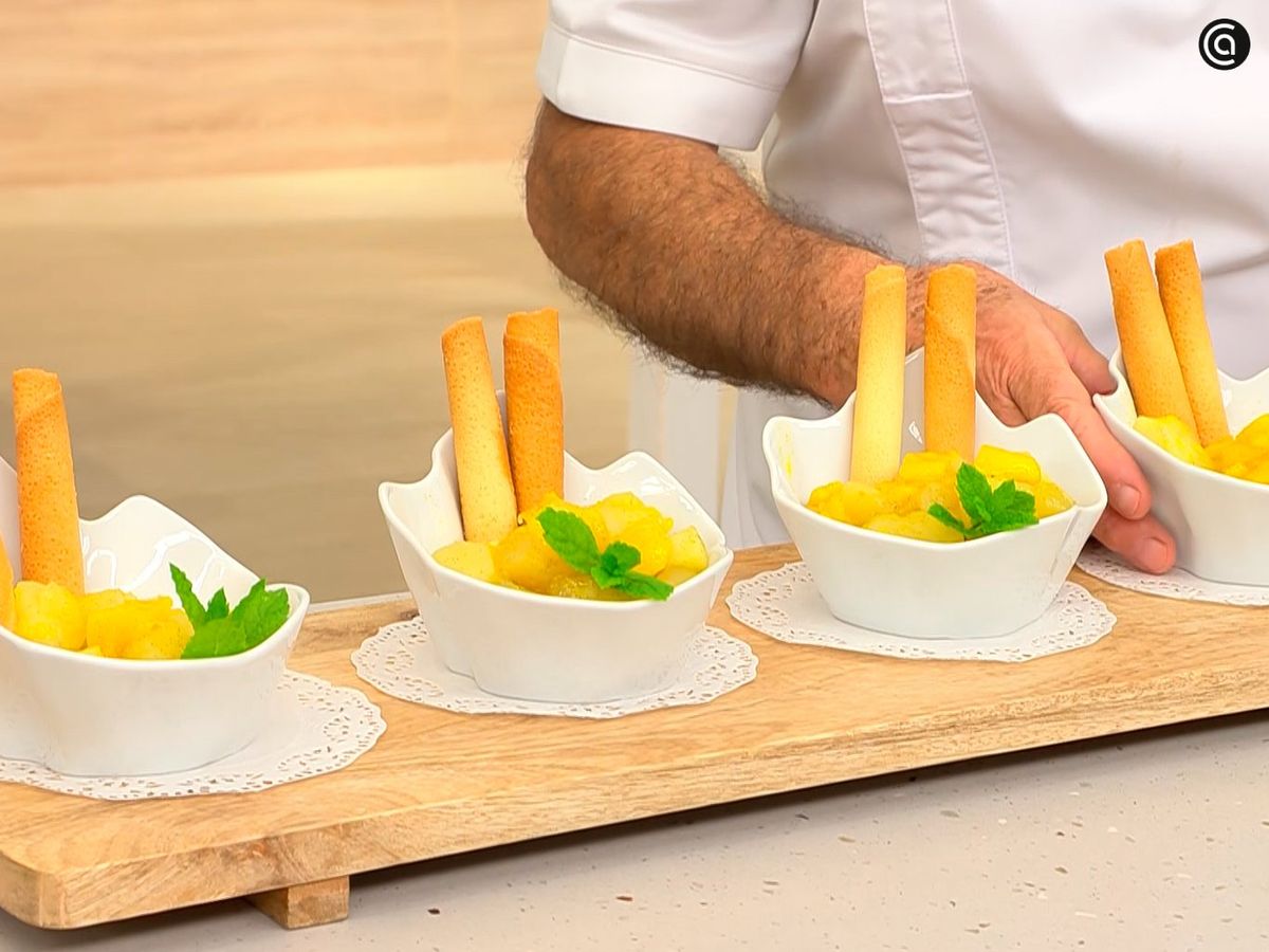 Sirve la compota de mango y manzana acompañada de cigarillos de Tolosa