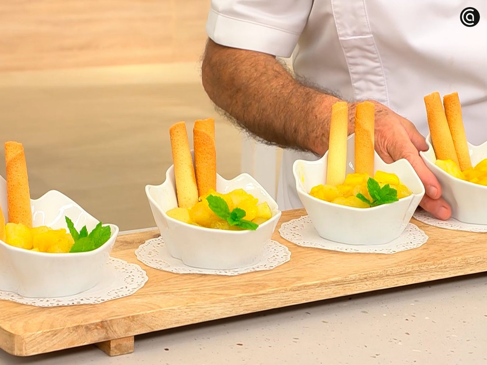 Sirve la compota de mango y manzana acompañada de cigarillos de Tolosa