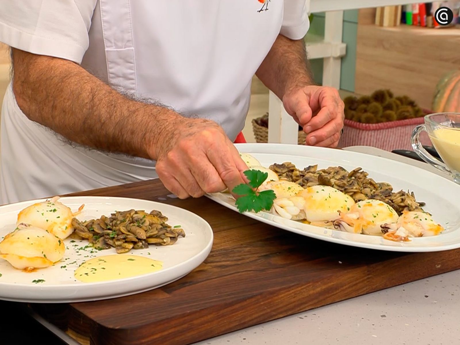 Acompaña con mahonesa de ajo casera y decora con una hoja de perejil