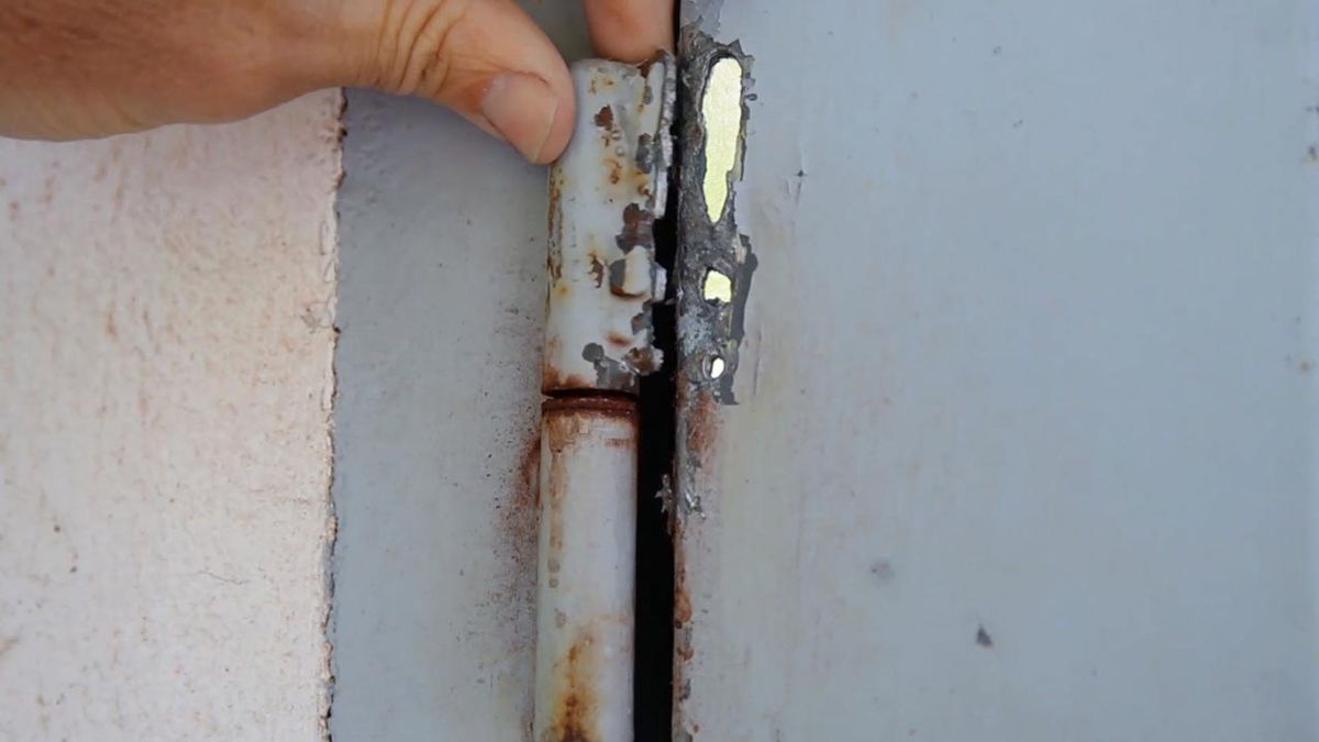 Cómo lubricar un pernio paso 2