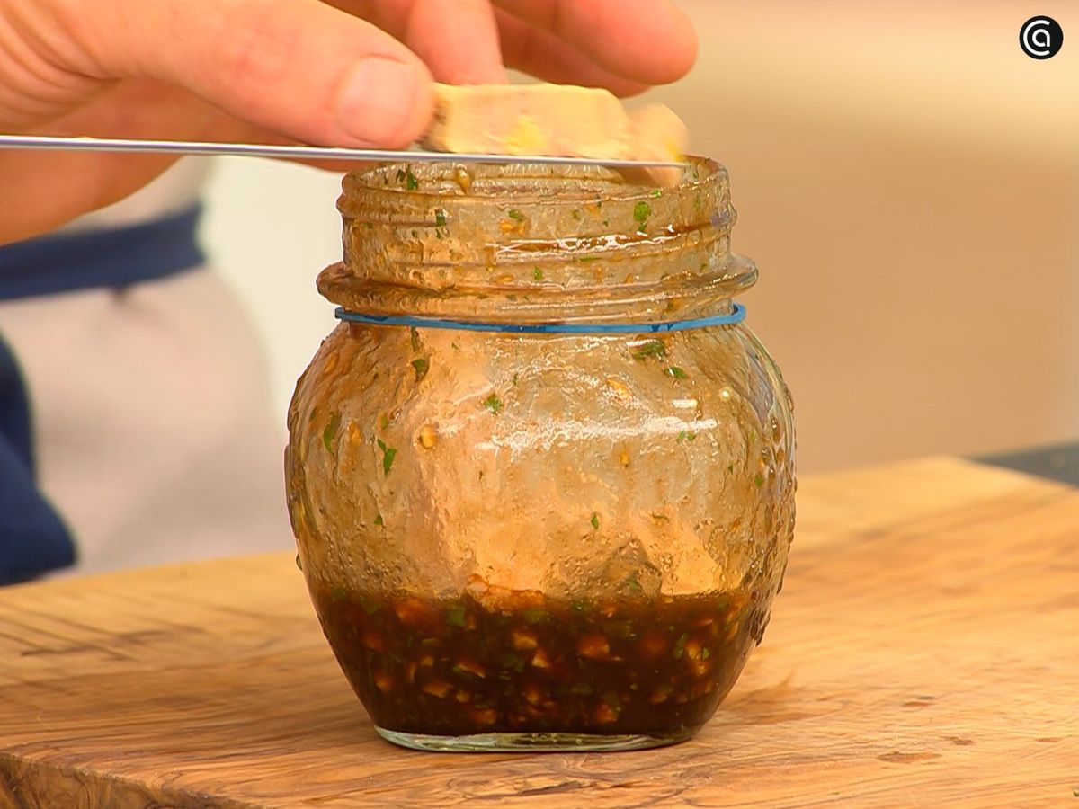 Mezcla la vinagreta y añade el foie cortado en dados pequeños