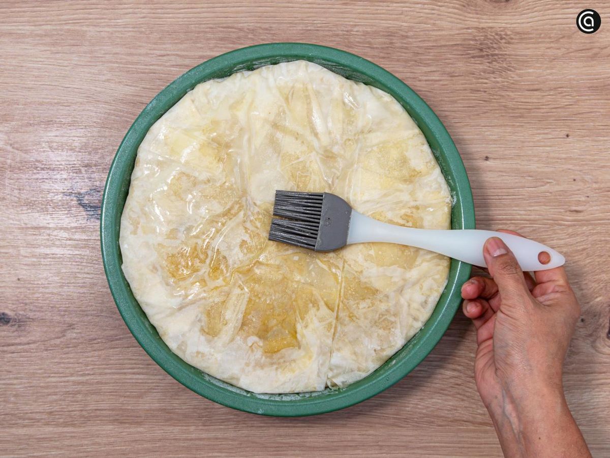 Cierra la pastela y pinta con mantequilla fundida por encima