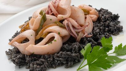Salteado de calamares encebollados con arroz negro, receta de Karlos Arguiñano