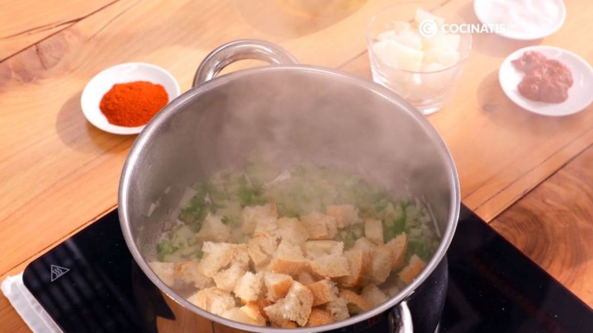 Sofreímos las verduras y el pan