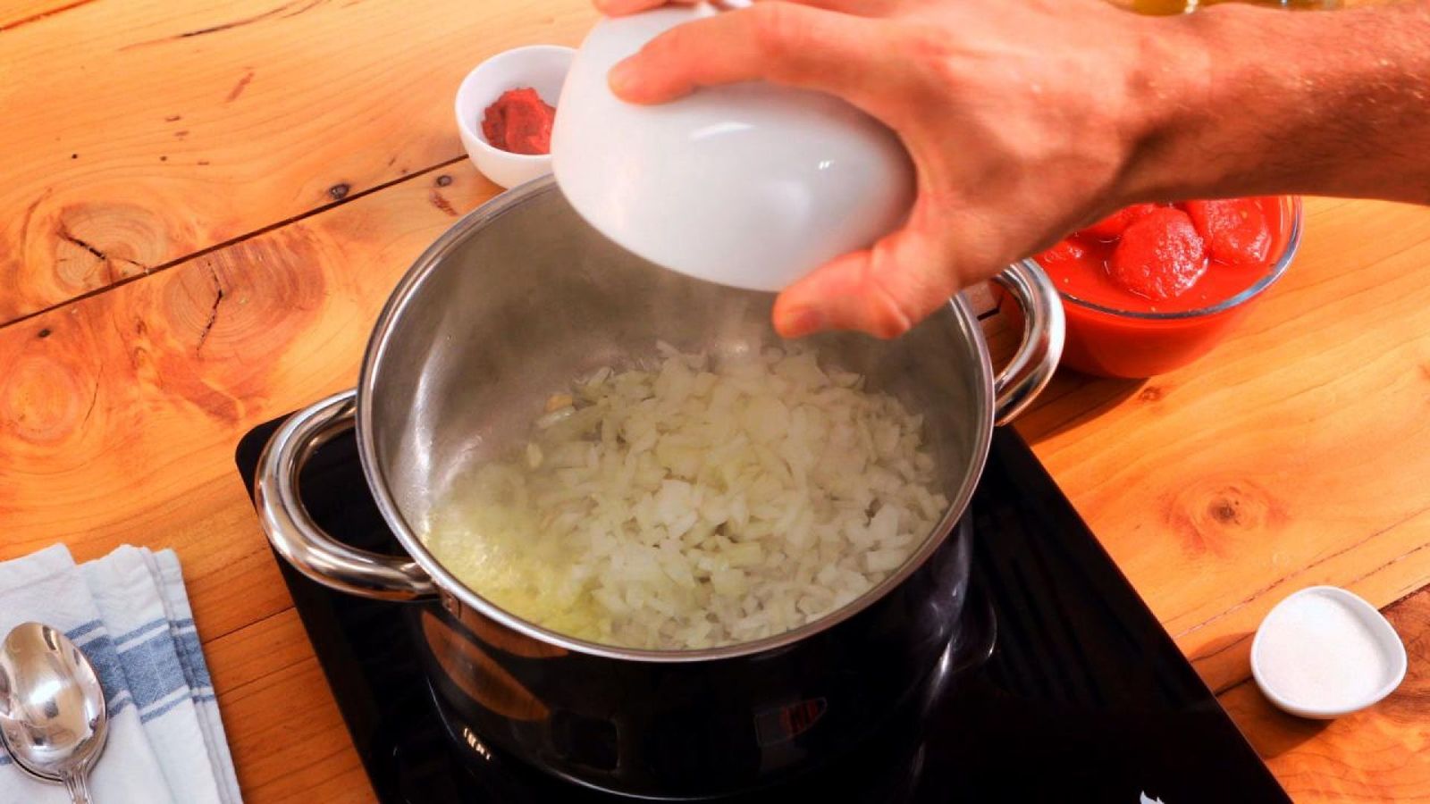 Cómo hacer salsa marinara Paso 1 Cómo hacer salsa marinara Paso 1