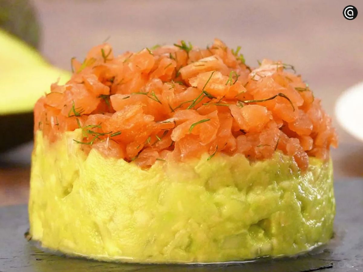 Salmón y aguacate, una combinación equilibrada y colorida que siempre triunfa.