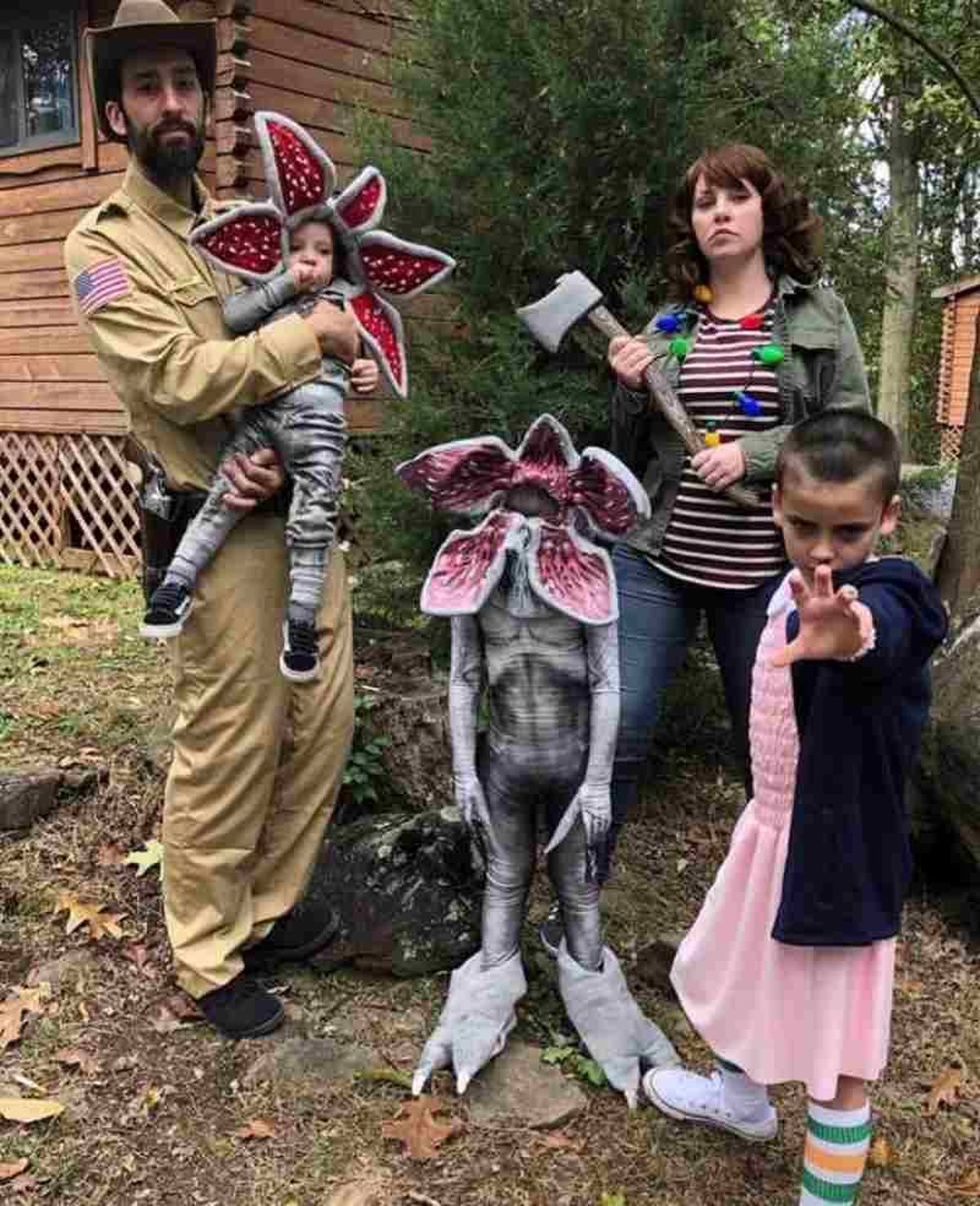 La serie Stranger Things inspira a toda la familia para disfrazarse en Halloween