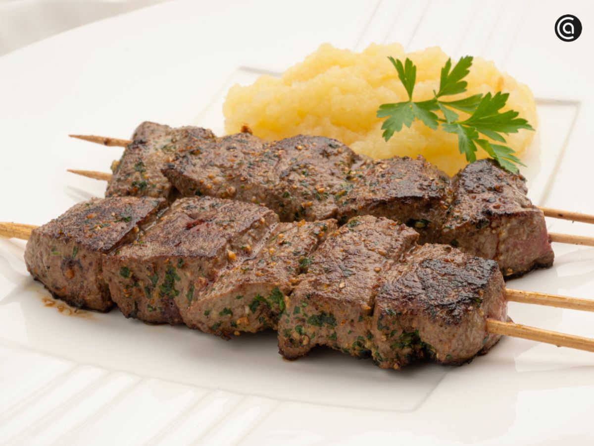 El dulzor del puré suaviza la intensidad del hígado, logrando un bocado equilibrado y sorprendente.