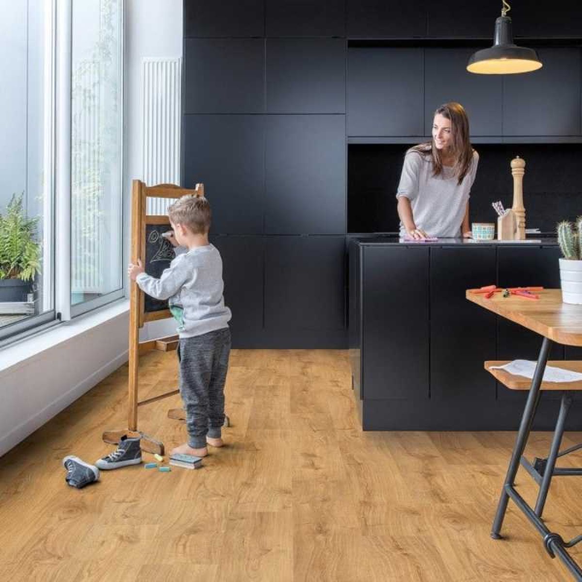 Cocina abierta con suelo de madera.