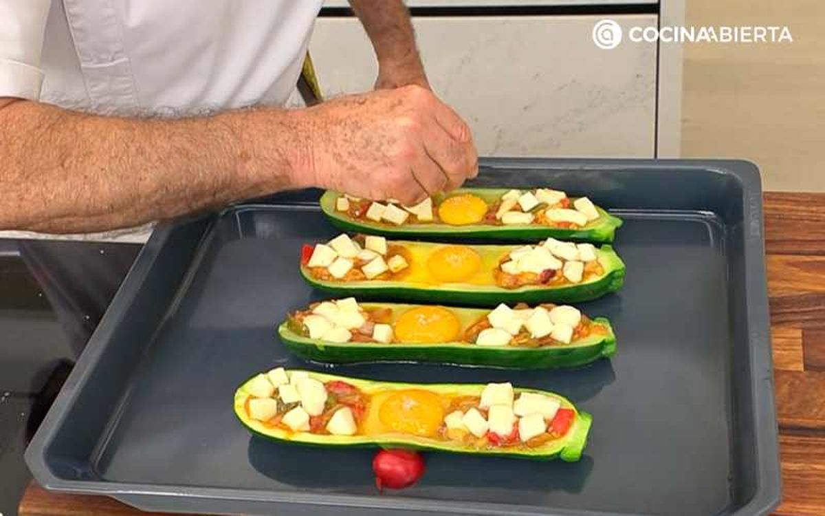 Rellena y hornea los calabacines durante 10 minutos