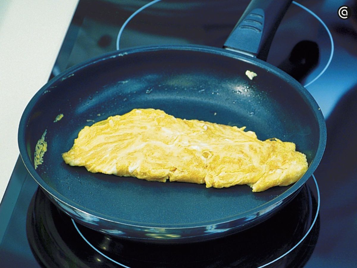 Forma una tortilla alargada y cocina la segunda del mismo modo