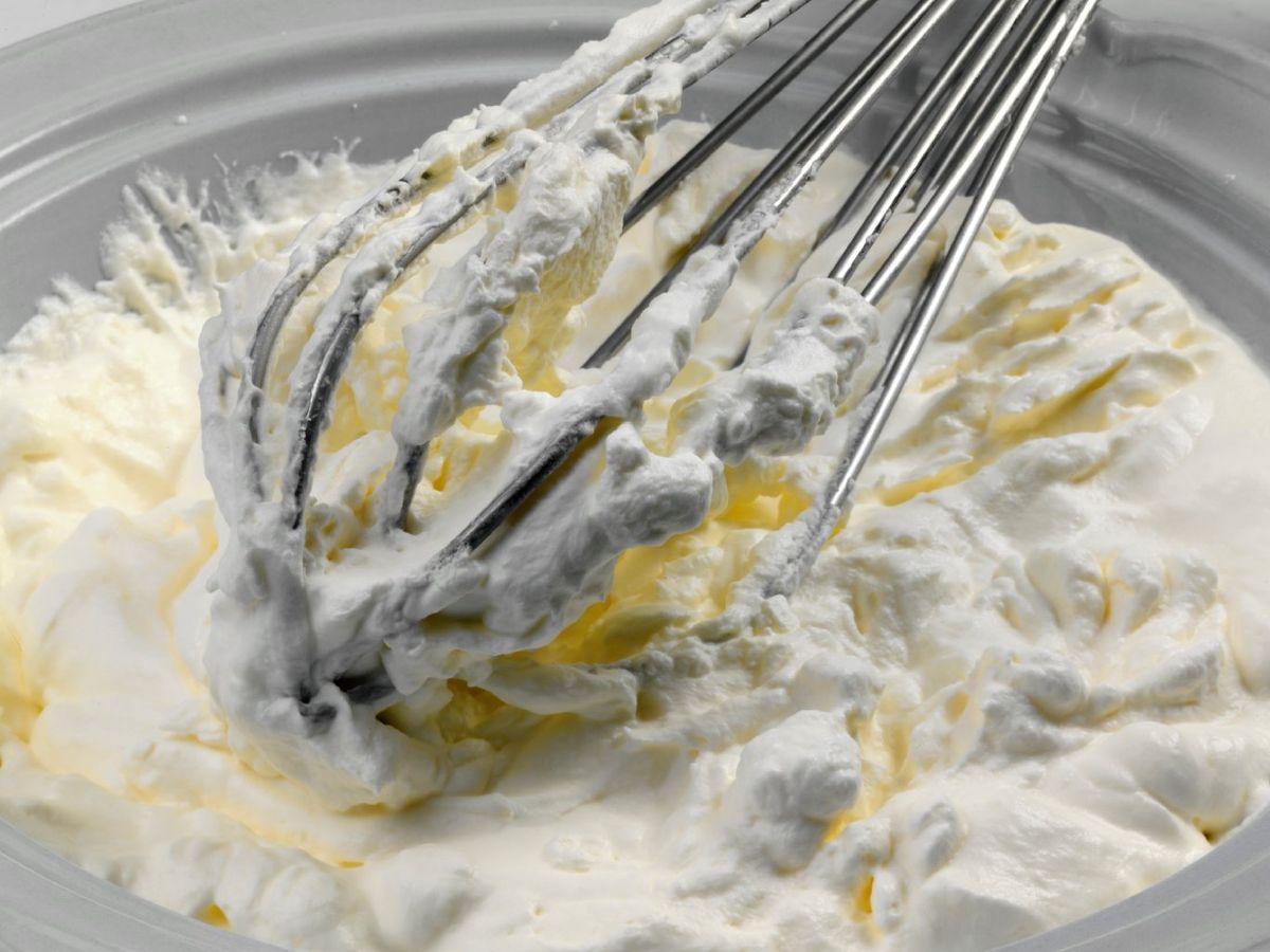 Mantener todos los utensilios fríos ayuda a evitar que la nata se corte durante el batido