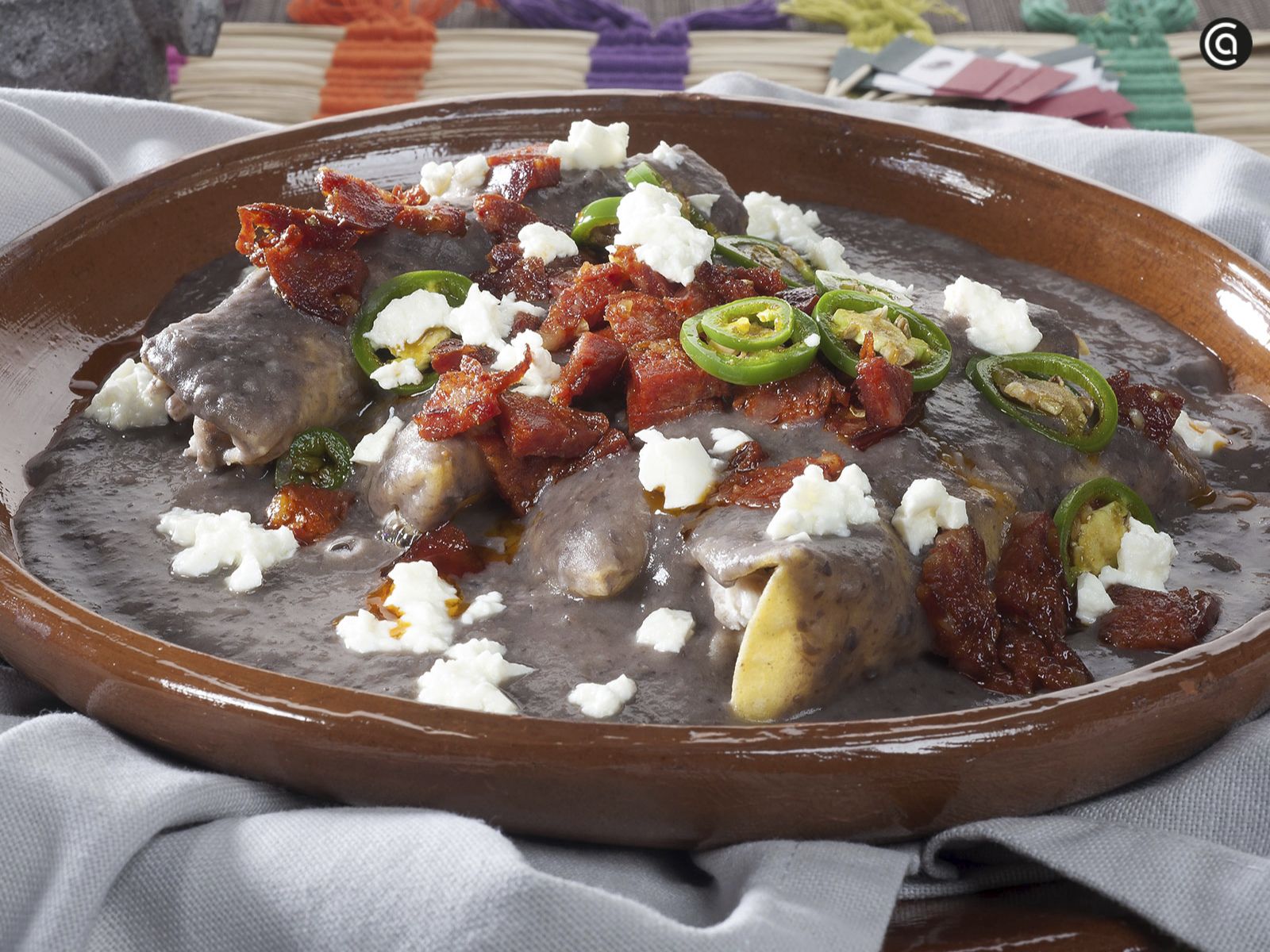 Enfrijoladas de pollo y chorizo