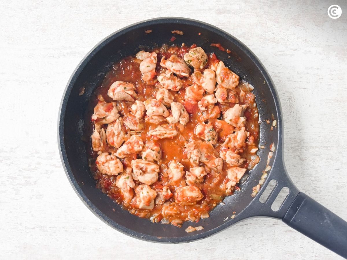 Preparar la salsa de tomate para los espaguetis con pollo