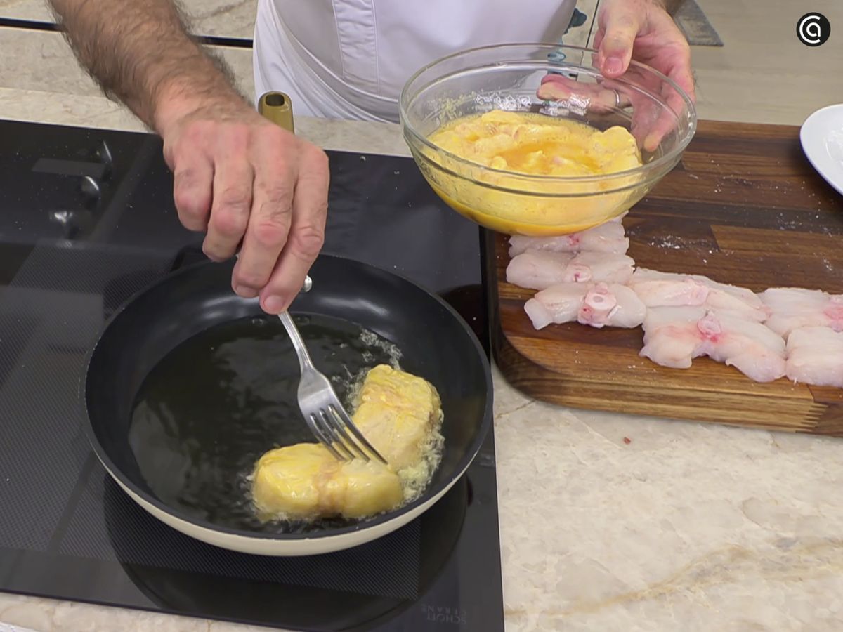 Fríe el rape rebozado en aceite bien caliente