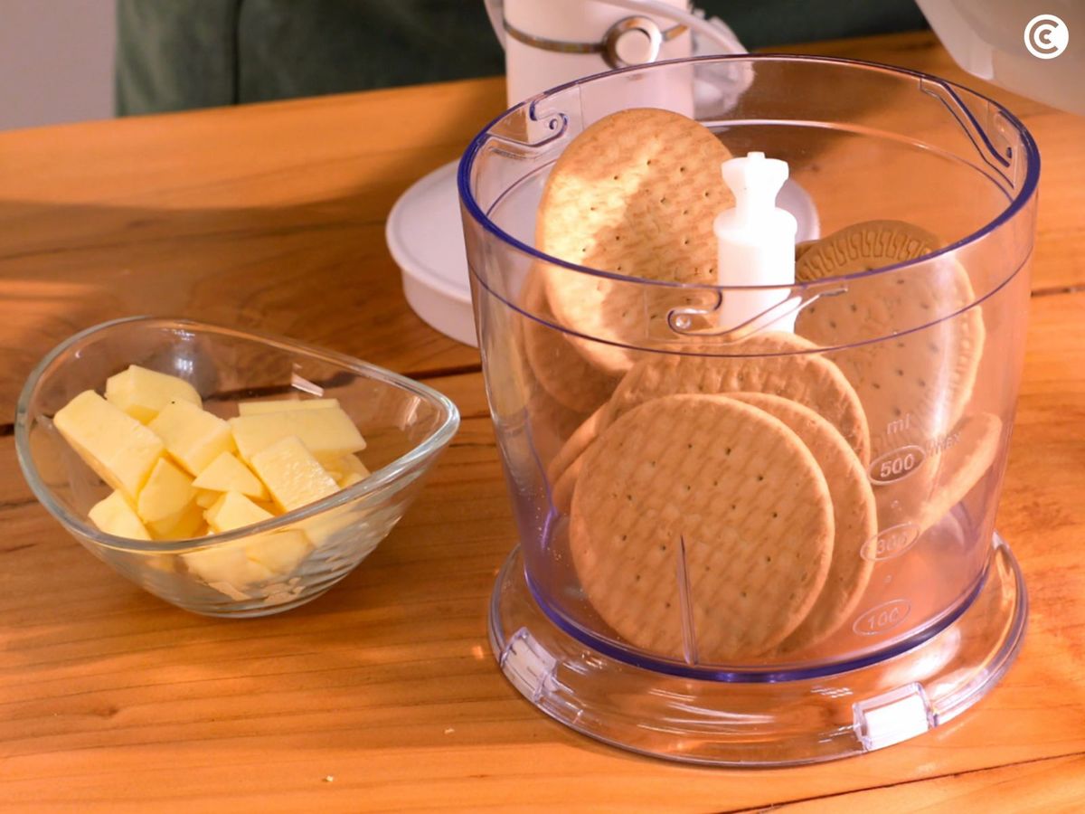 Triturar galletas para la base de la tarta de queso