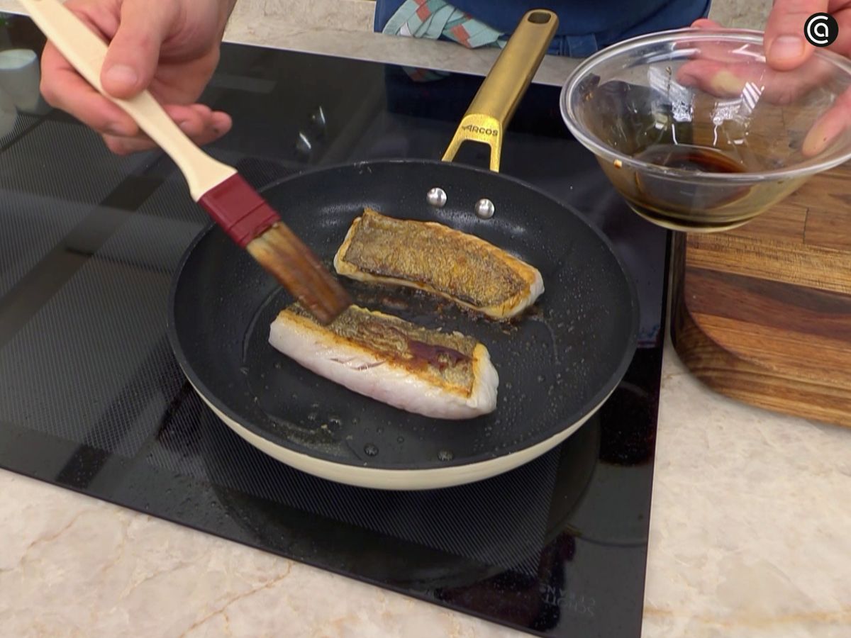 Añade la salsa de soja y miel cuando la merluza esté casi lista para evitar que se queme