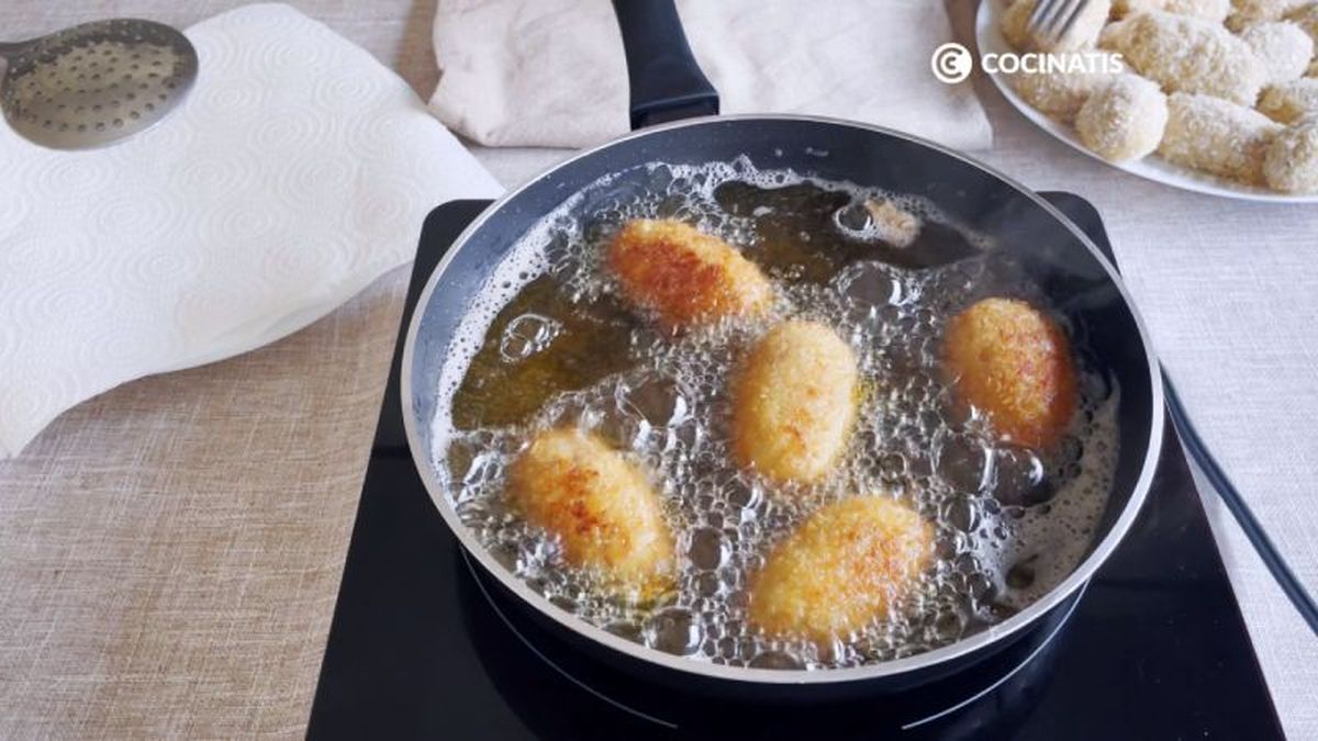 Freír las croquetas de cocido