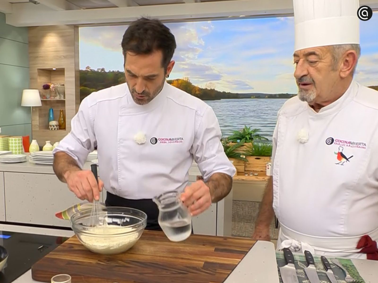 Mezcla la harina de tempura con agua muy fría hasta obtener una masa ligera