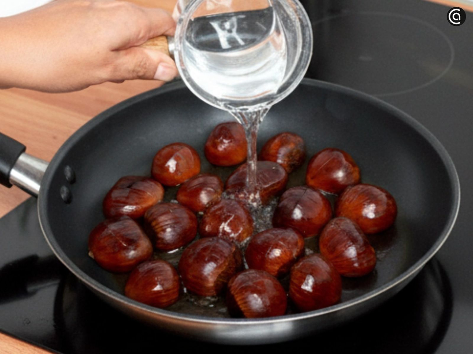 Coloca las castañas en la sartén y cocínalas con un poco de agua Coloca las castañas en la sartén y cocínalas con un poco de agua