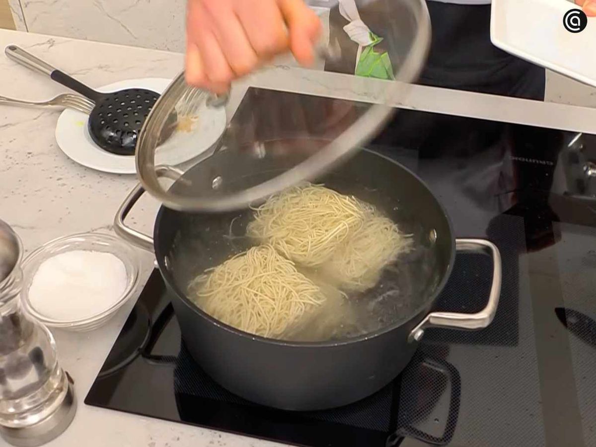 Cuece los fideos