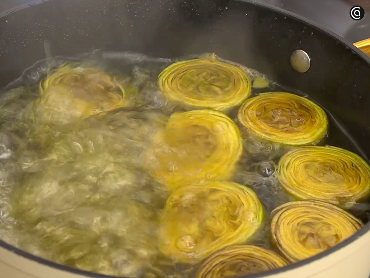 Limpia las alcachofas y cocínalas en agua hasta que estén tiernas