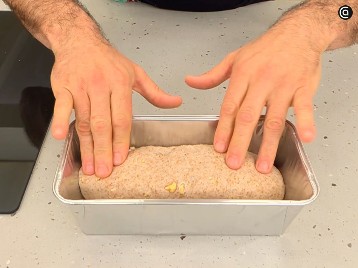 Coloca la masa en un molde alargado, deja que fermente y hornea