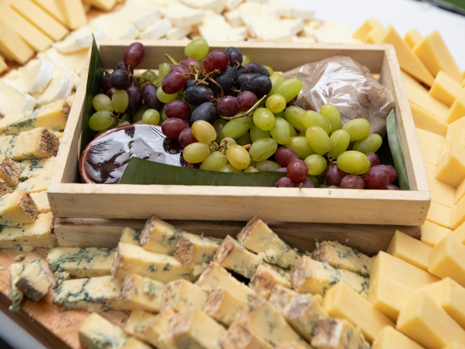 El maridaje cambia con cada tipo de queso: los suaves piden uvas frescas y crujientes, los curados prefieren las más dulces.