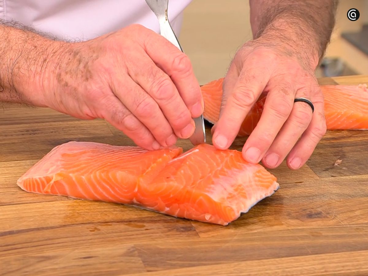 Quita las espinas al salmón