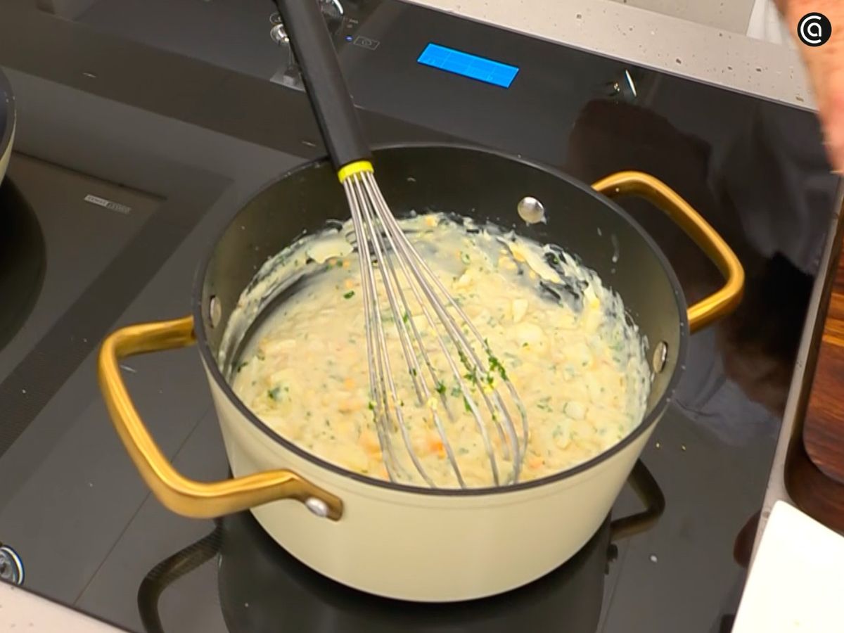 Cocina la bechamel y añade los huevos cocidos, mezclando bien