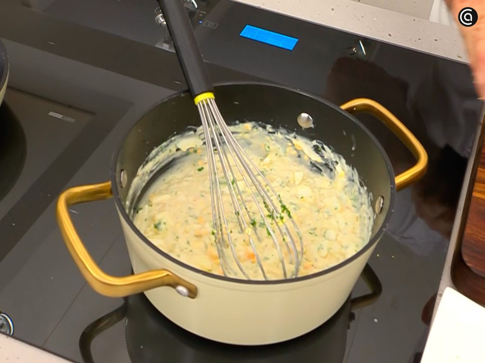 Cocina la bechamel y añade los huevos cocidos, mezclando bien