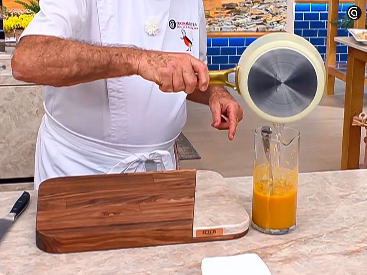 Mezclar la gelatina con el puré de melocotón fresco