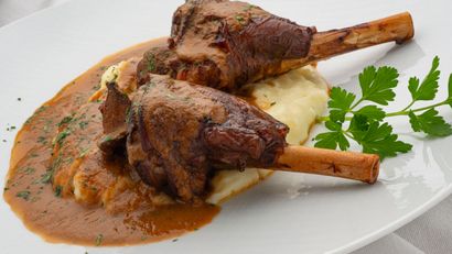 Un guiso de jarretes de cordero melosos, acompañado de puré de patata y una salsa intensa y bien ligada.