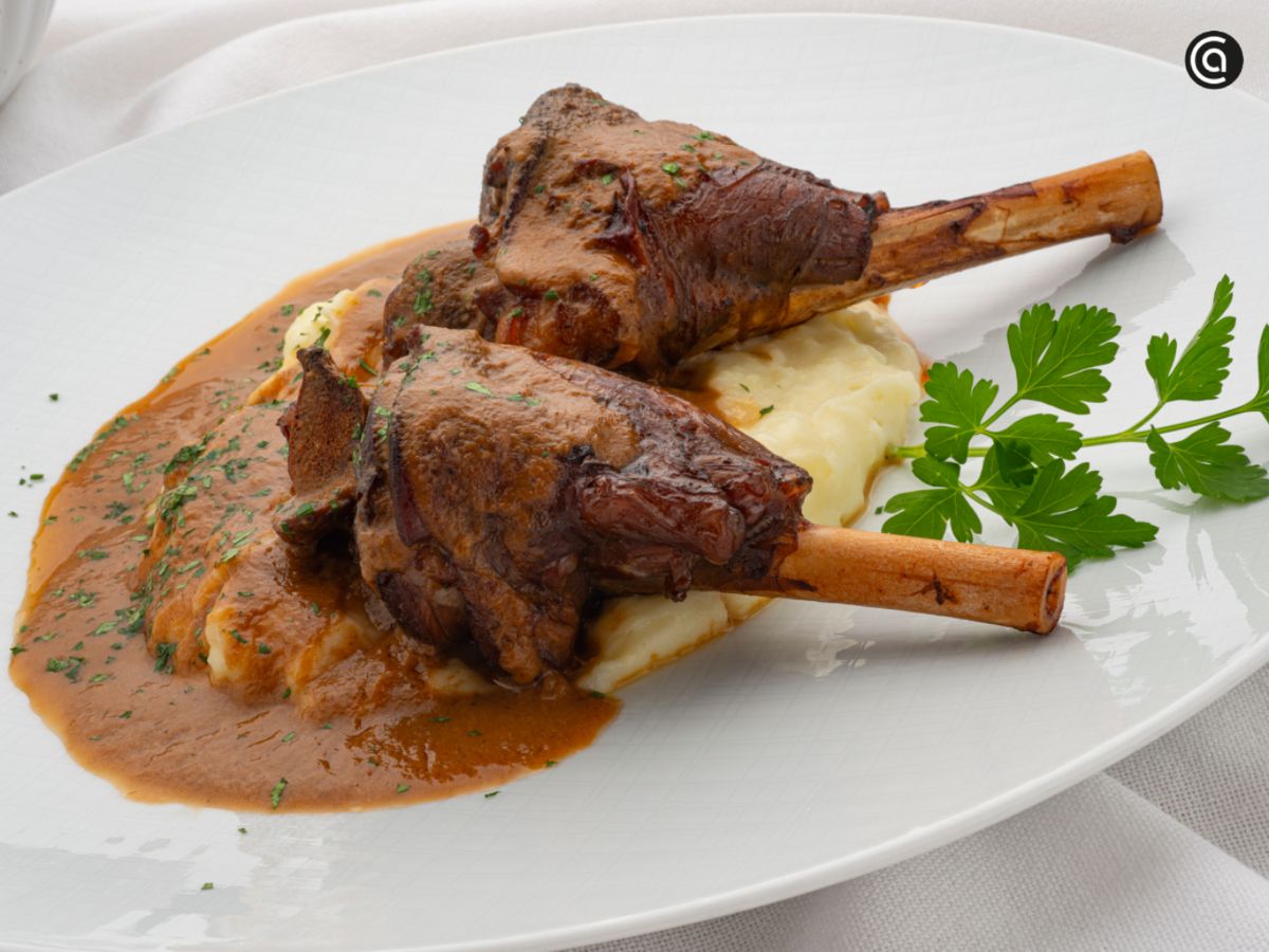 Jarretes de cordero con salsa de verduras y puré de patata, receta de Karlos Arguiñano