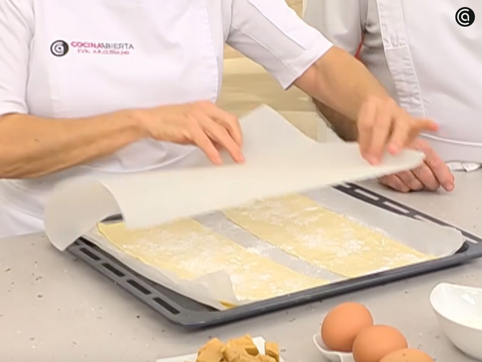 Cocina las láminas de hojaldre en el horno hasta conseguir un acabado dorado