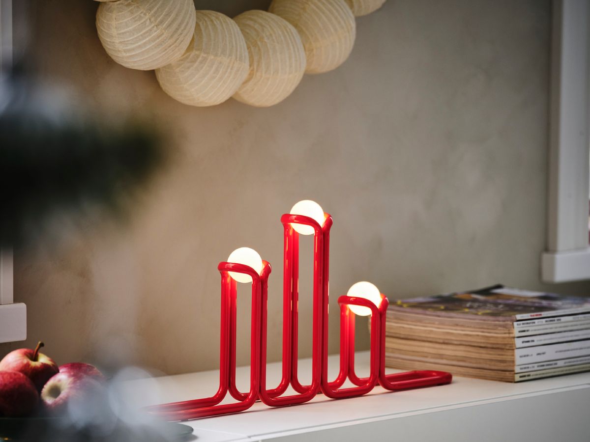 El diseño curvo también se cuela en los candelabros de la colección.