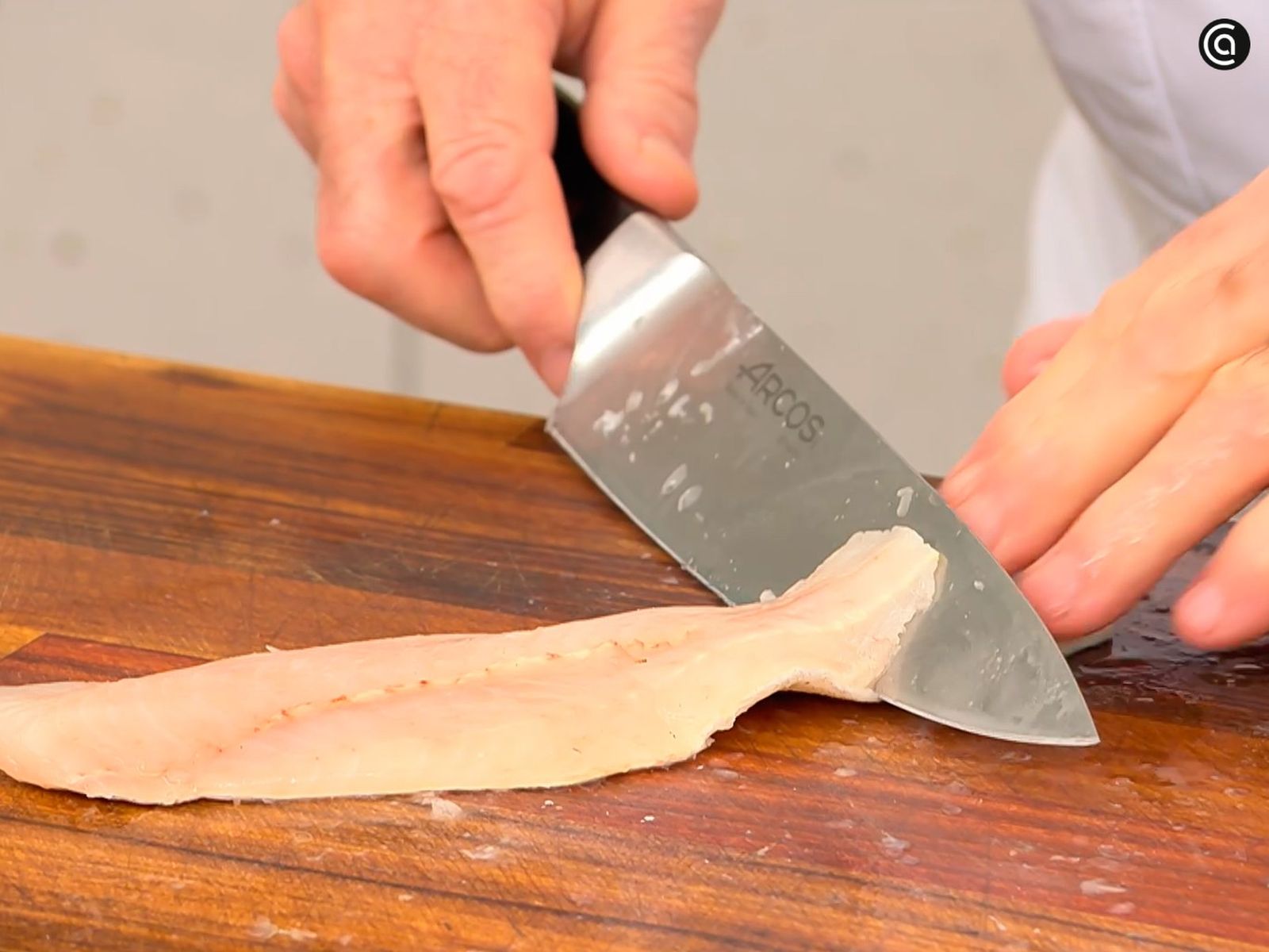 Retira la piel de la merluza