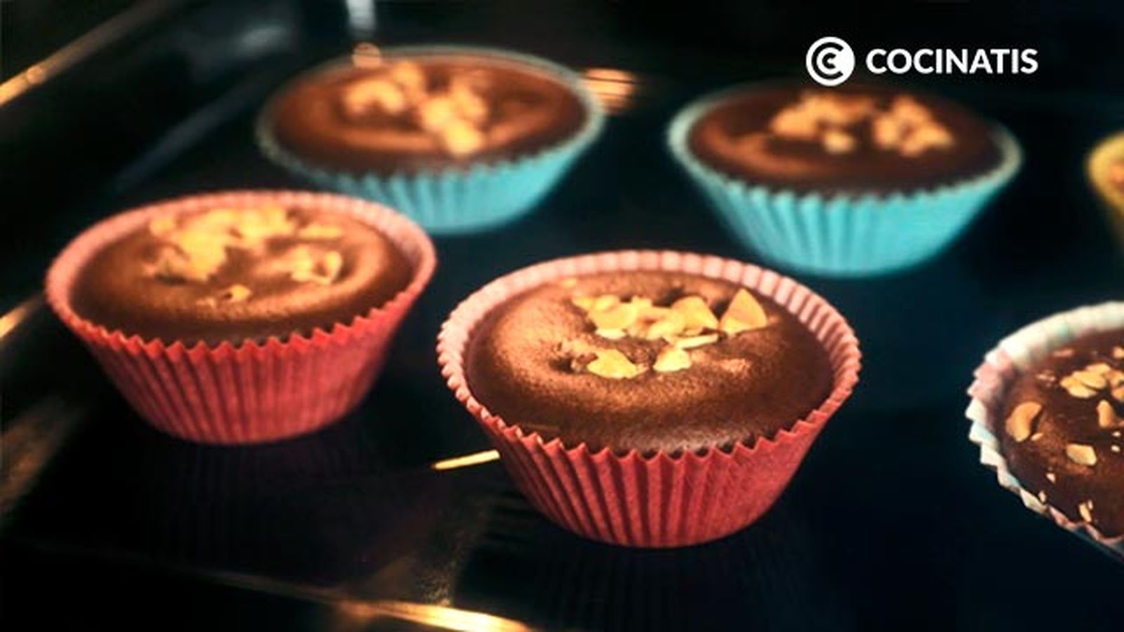 Hornea las magdalenas unos 15 minutos máximo Receta de magdalenas de chocolate y avellanas paso 6