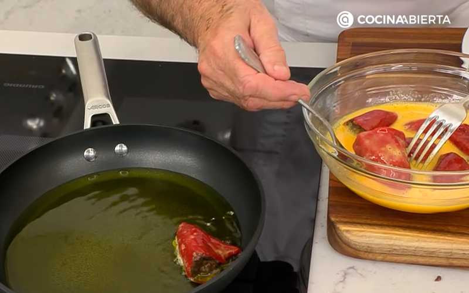 Fríe los pimientos rellenos brevemente por los 2 lados Fríe los pimientos rellenos brevemente por los 2 lados