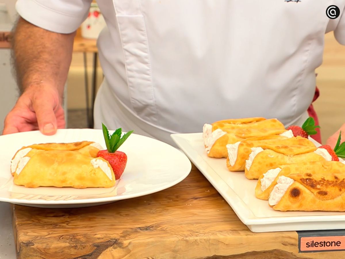 Decora con hojas de menta los canutillos con crema de fresas